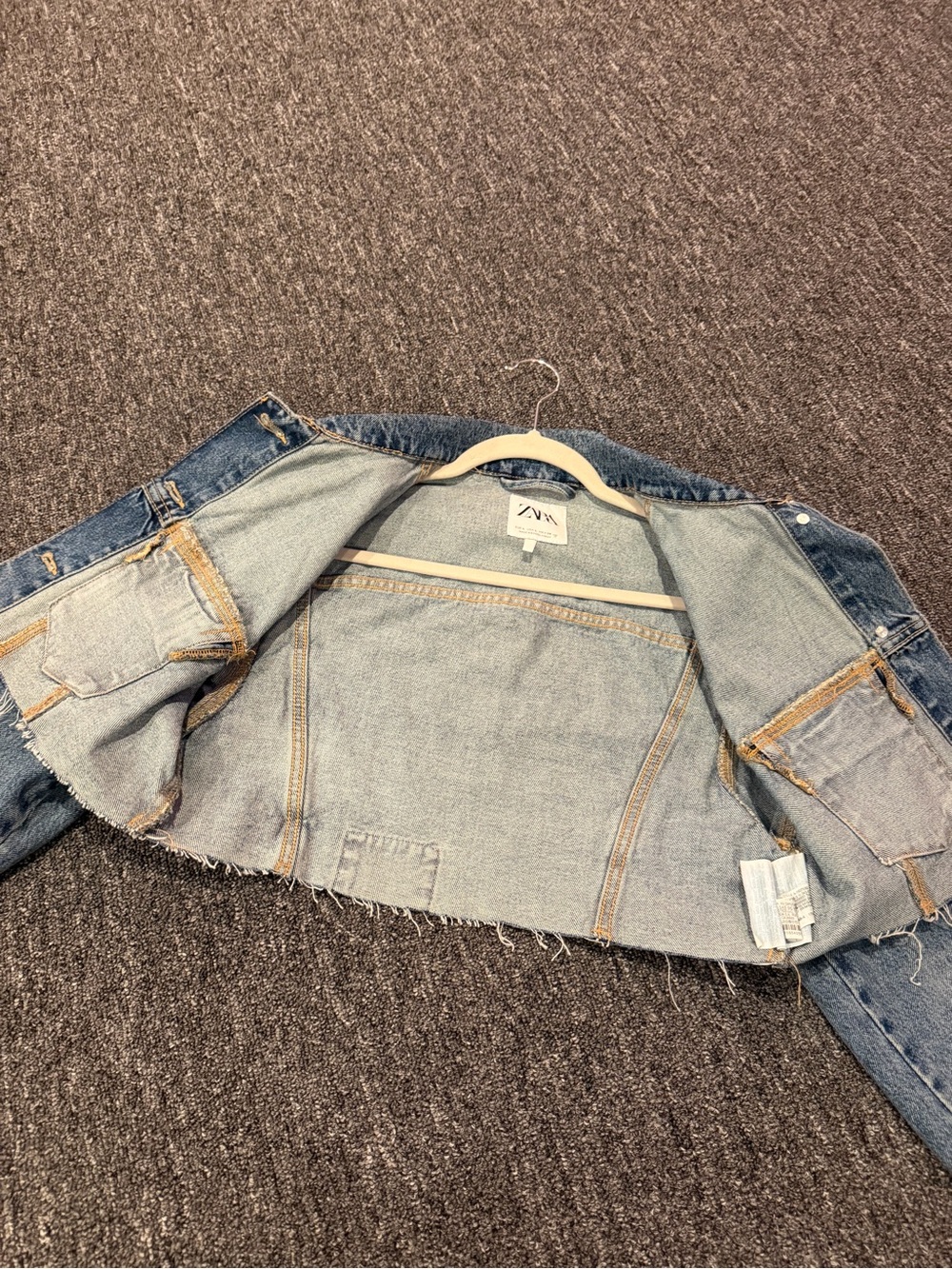 Zara Cropped Distressed Denim Jacket Blue Raw Hem Size Large NWT Style - Picture 4 of 5